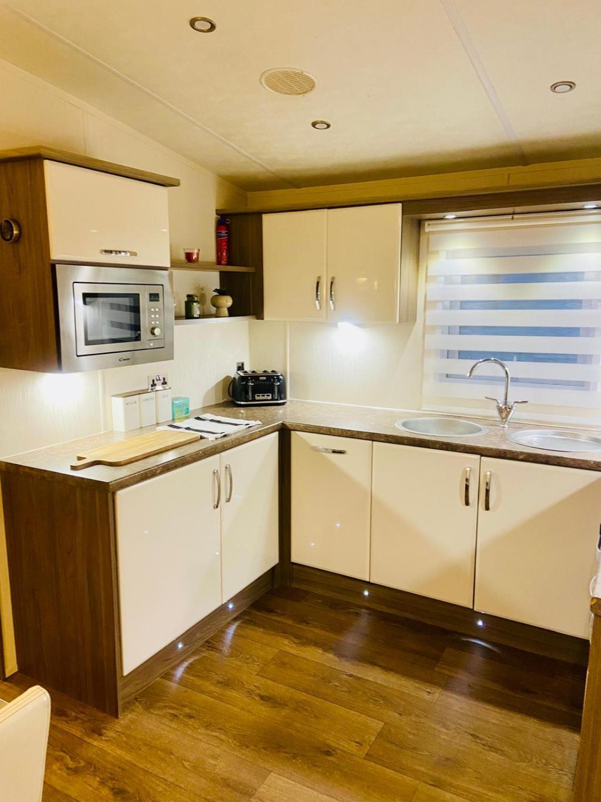 Lakeside Mini Holiday home *
